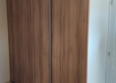 Réalisation d'un aménagement de placard de chambre par Les Sens du Menuisier