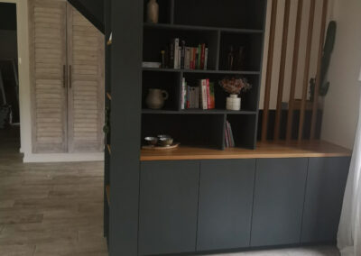 Bibliothèque avec garde corps intégré pour escalier