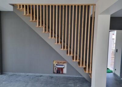 Escalier avec limon déporté & garde-corps brise-vue