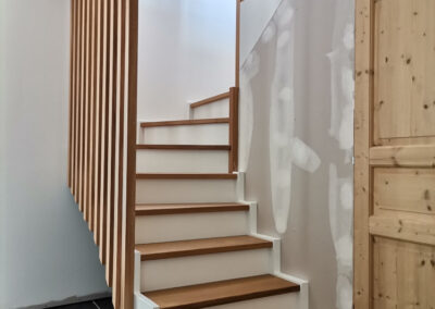 Escalier deux quarts tournants crémaillère découpée & garde-corps brise vue