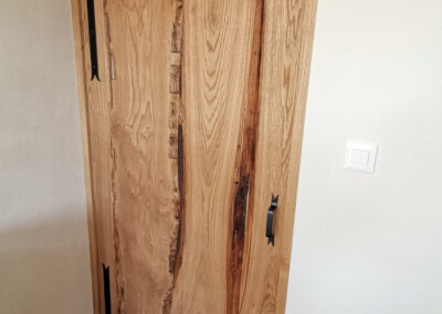 Porte massive en châtaignier style rustique